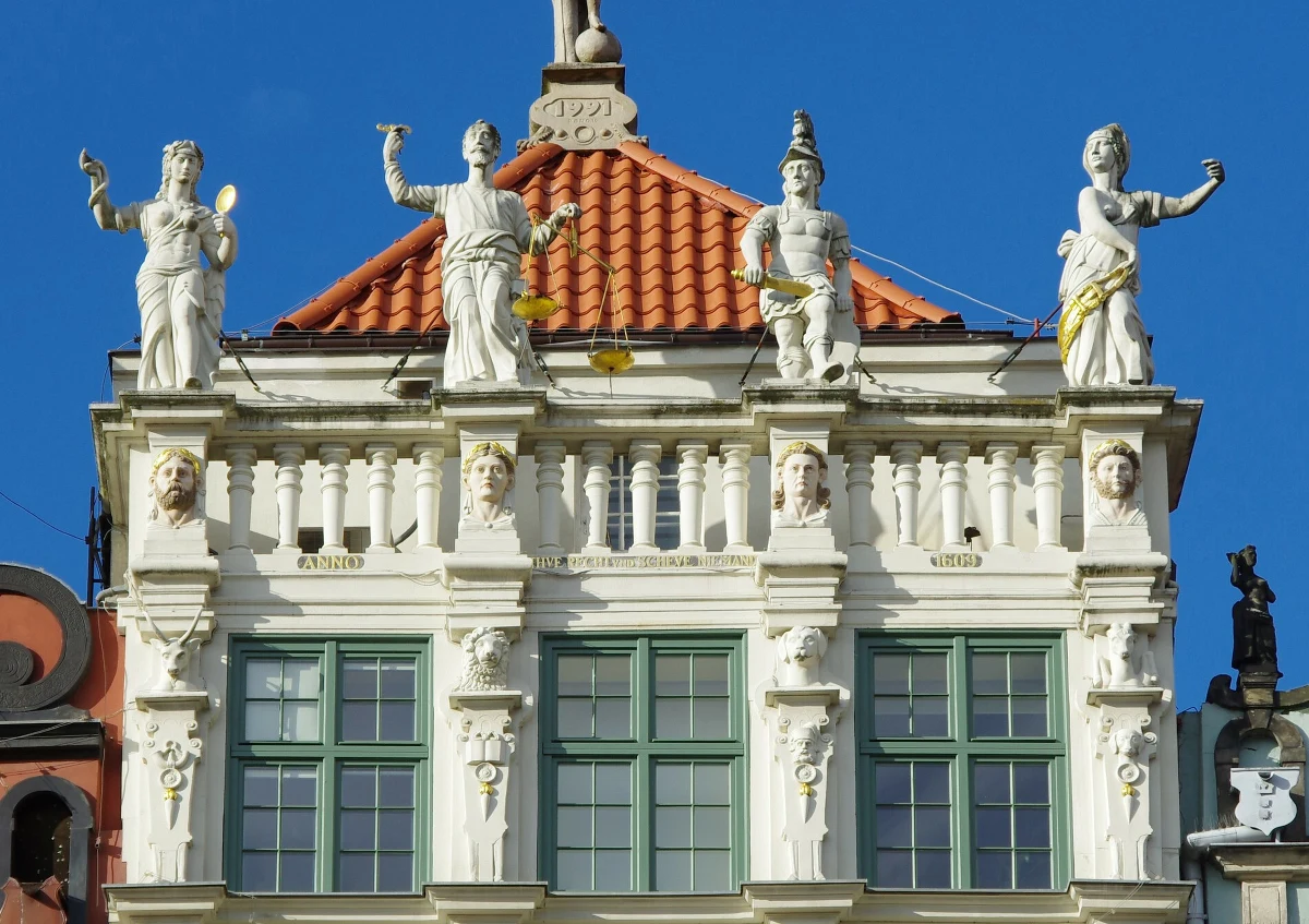 Nikt nie chce kupić Złotej Kamienicy, która należy do Uniwersytetu Morskiego w Gdyni. Budynek z wielowiekową historią stoi przy ul. Długi Targ w Gdańsku. Jego cena wywoławcza wynosiła 22 mln złotych, ale nikt nie złożył oferty w przetargu. 