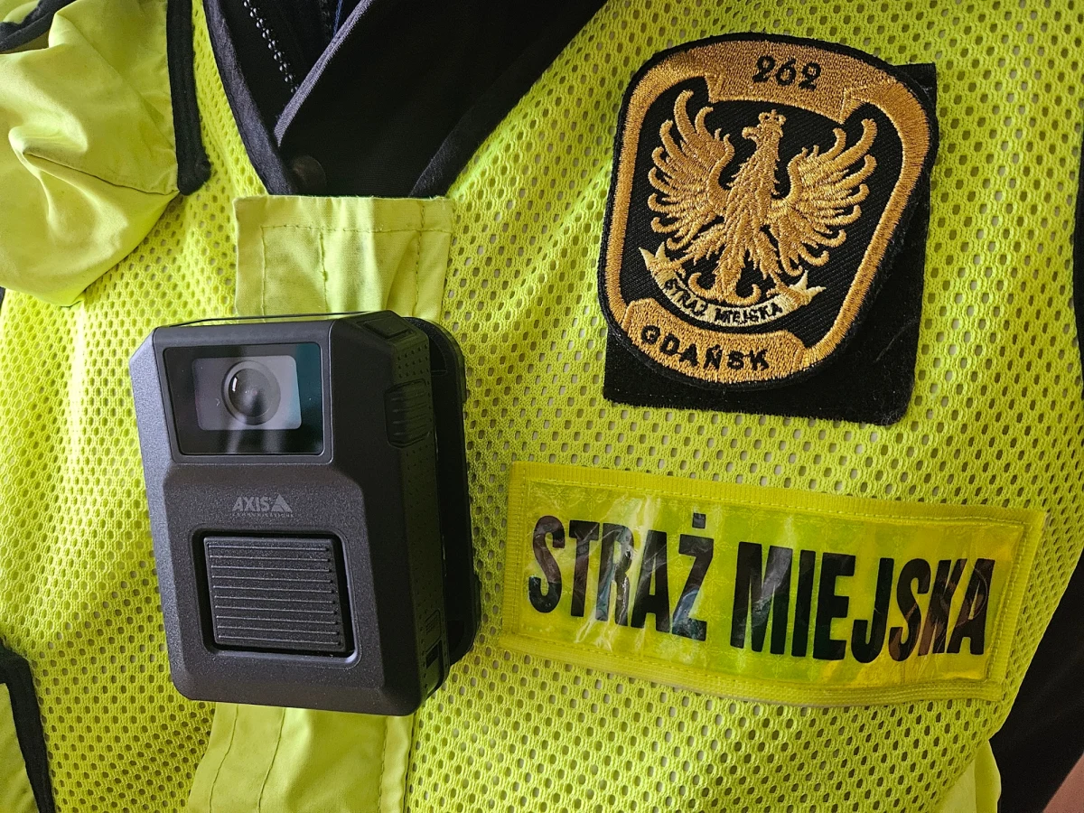 Pierwsi strażnicy miejscy z Gdańska zostali wyposażeni w kamery nasobne. Mają ich używać w czasie patroli, by zwiększyć bezpieczeństwo swoje i mieszkańców. 