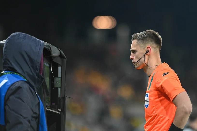 Skandaliczna kolejka w Ekstraklasie. Ale sędziowie też są pchani w absurd