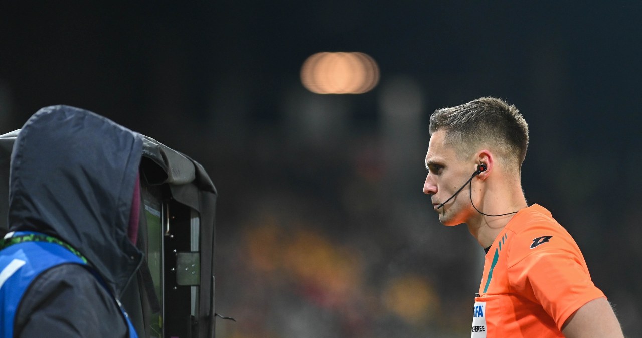 Skandaliczna kolejka w Ekstraklasie. Ale sędziowie też są pchani w absurd