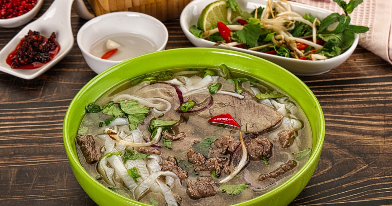 Jak zrobić wietnamski rosół pho w domu? Przepis, który zawsze się udaje