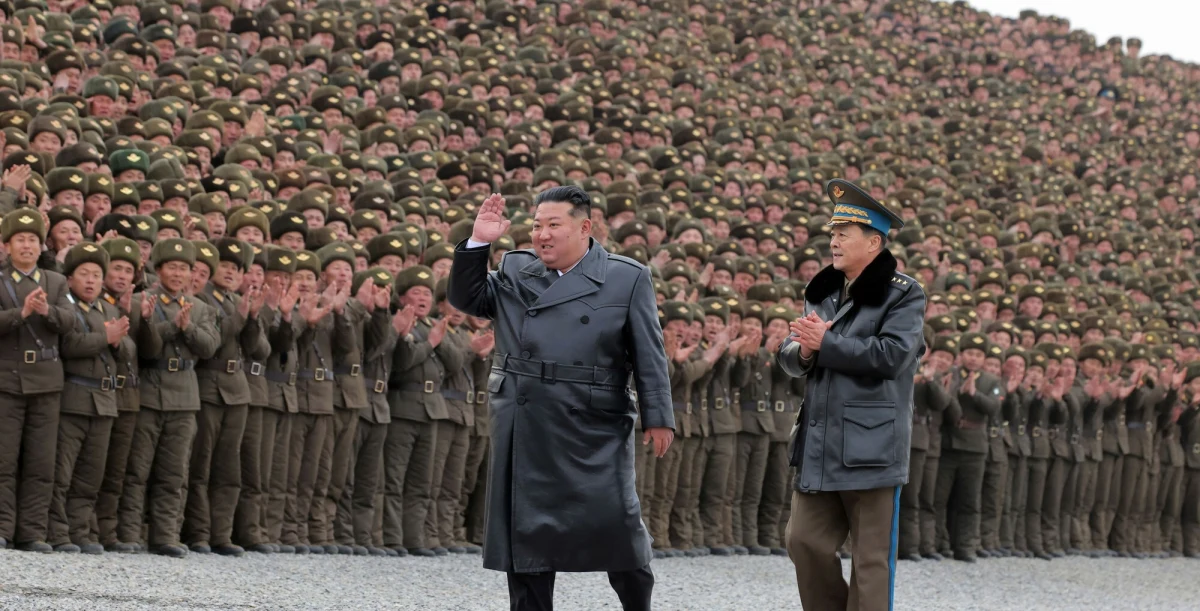 Setki północnokoreańskich cyberoperatorów, podszywając się pod zagranicznych specjalistów IT, zdobywa zdalne posady w amerykańskich firmach. Zarobione w ten sposób miliony dolarów trafiają do reżimu Kim Dzong Una, wspierając rozwój broni jądrowej. Kulisy tego procederu ujawnia były członek elitarnej grupy hakerów, który uciekł do Korei Południowej.