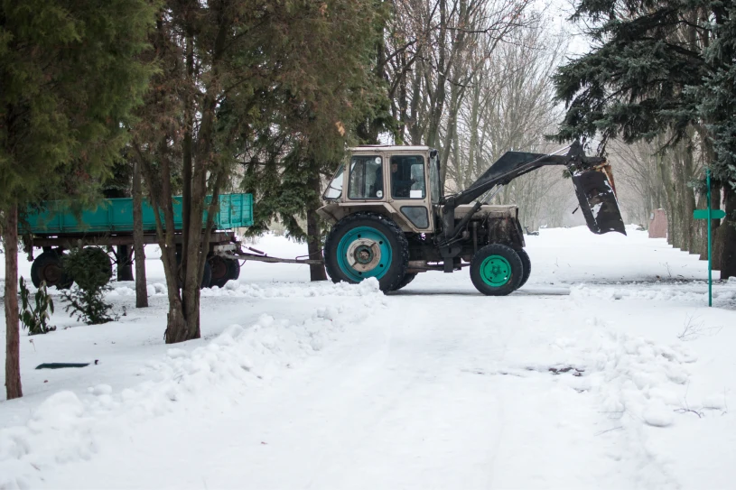 Kierowcy widząc tak jadący traktor powinni uciekać. Zagrożenie jest potężne
