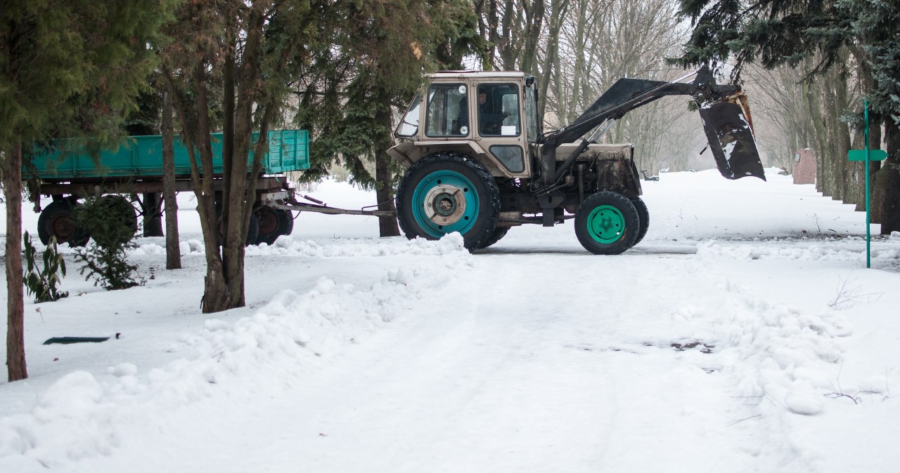 Kierowcy widząc tak jadący traktor powinni uciekać. Zagrożenie jest potężne