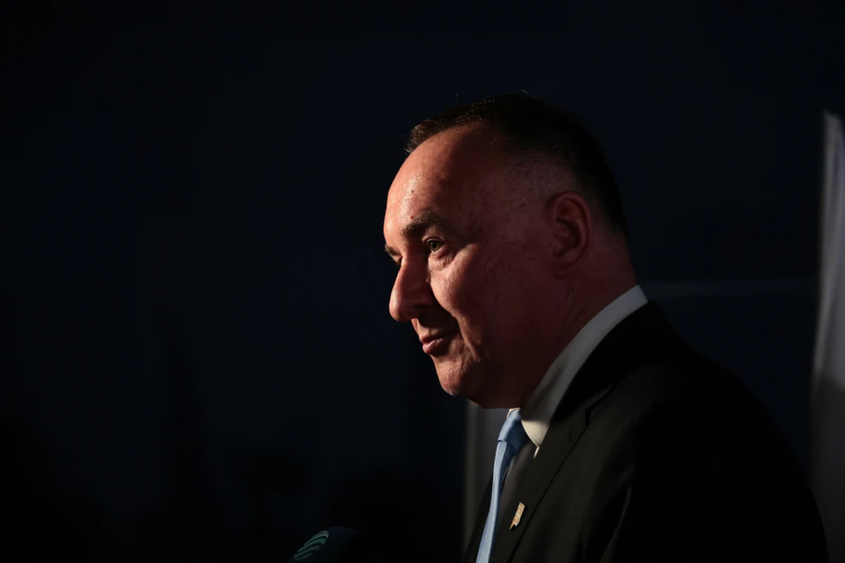 Michał Kobosko, były przewodniczący i wiceszef Polski 2050, poinformował o rezygnacji z członkostwa w partii Szymona Hołowni. Jako główny powód wskazał uchwałę Rady Krajowej zamrażającą zmiany personalne w ugrupowaniu do marca 2026 roku, co określił jako próbę wprowadzenia "dyktatury".