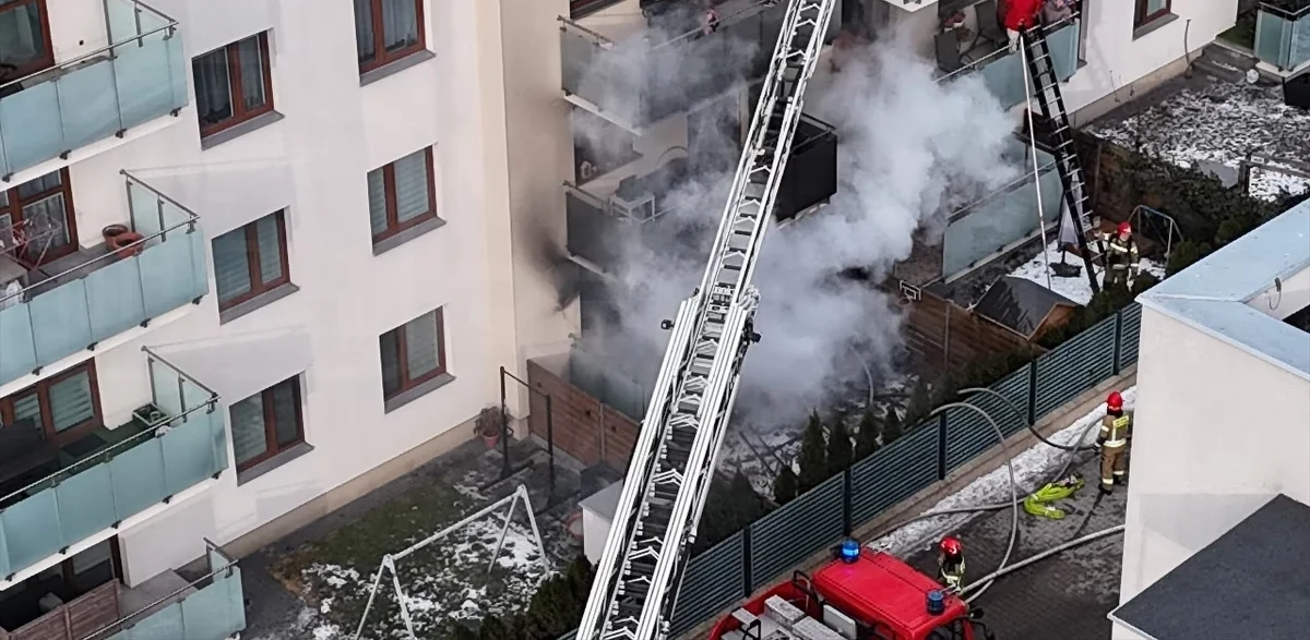 Cztery osoby zostały poszkodowane w pożarze bloku mieszkalnego w podwarszawskich Ząbkach. Z ogniem walczy 10 zastępów straży pożarnej.