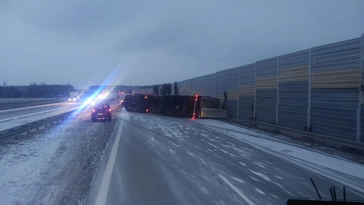 ​Ciężarówka przewróciła się na drodze ekspresowej S8 w pobliżu miejscowości Kolonia Dobrosław w Łódzkiem. Jedna osoba została ranna - przekazała Generalna Dyrekcja Dróg Krajowych i Autostrad. Droga została zablokowana w kierunku Wrocławia. Zgłoszenie w tej sprawie otrzymaliśmy na Gorącą Linię RMF FM.