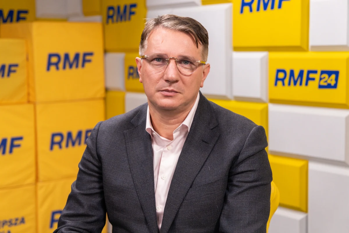 Brytyjskie ministerstwo spraw zagranicznych oficjalnie potwierdziło, że rosyjski opozycjonista Aleksiej Nawalny został otruty w więzieniu, w którym zmarł w połowie lutego 2024 roku. "Każdy tyran i zbrodniarz przemija" - powiedział w Popołudniowej rozmowie w RMF FM Przemysław Wipler, odnosząc się do Władimira Putina. "Pytanie brzmi, ile to jeszcze potrwa i kto w jego miejsce się pojawi" - dodał.