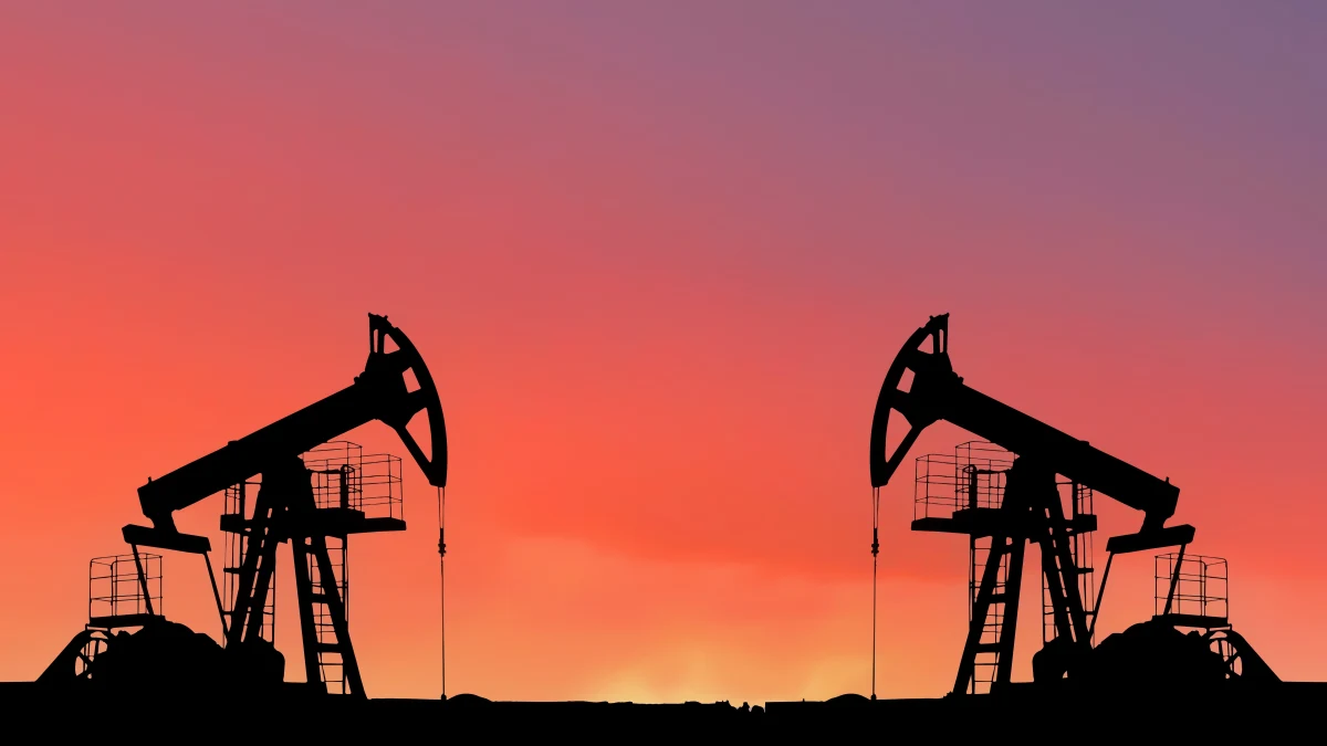 ​Rosyjscy producenci ropy mogą zostać zmuszeni do gwałtownego ograniczenia wydobycia w nadchodzących miesiącach z uwagi na wypełnione po brzegi magazyny - poinformowała agencja Reutera. To efekt rosnącej presji ze strony prezydenta USA Donalda Trumpa i Unii Europejskiej, która spowodowała ograniczenia eksportu - dodał Reuters.