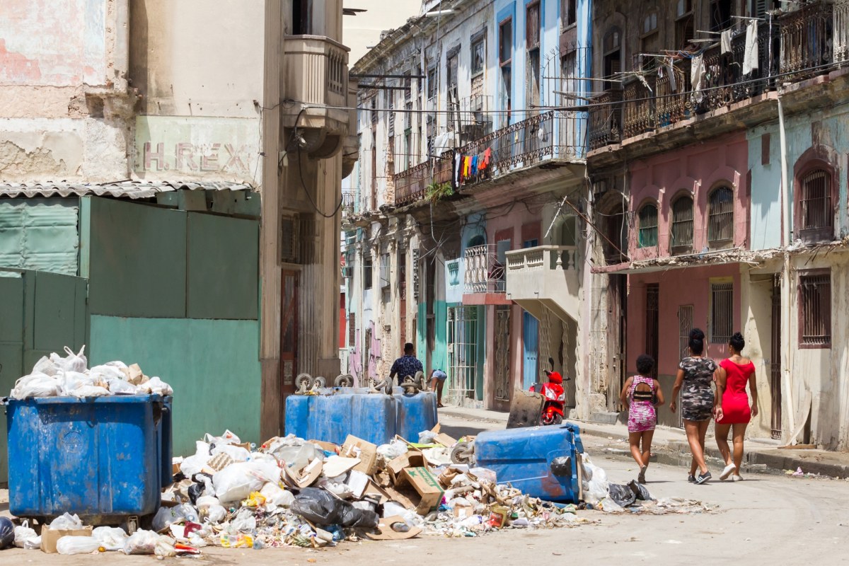 Szmaty, pudła, butelki. Kuba tonie w śmieciach przez kryzys