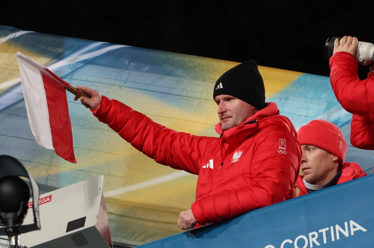 "Jestem pełen podziwu dla trenera Macieja Maciusiaka, który wierzył do końca. Jeszcze przed samymi igrzyskami mówił, że jedziemy po medal, ale chyba nie spodziewał się aż trzech" - mówił prezes PZN Adam Małysz po zdobyciu przez Polaków srebrnego medalu w konkursie duetów na igrzyskach we Włoszech. Wcześniej dwa indywidualne medale wywalczył Kacper Tomasiak.