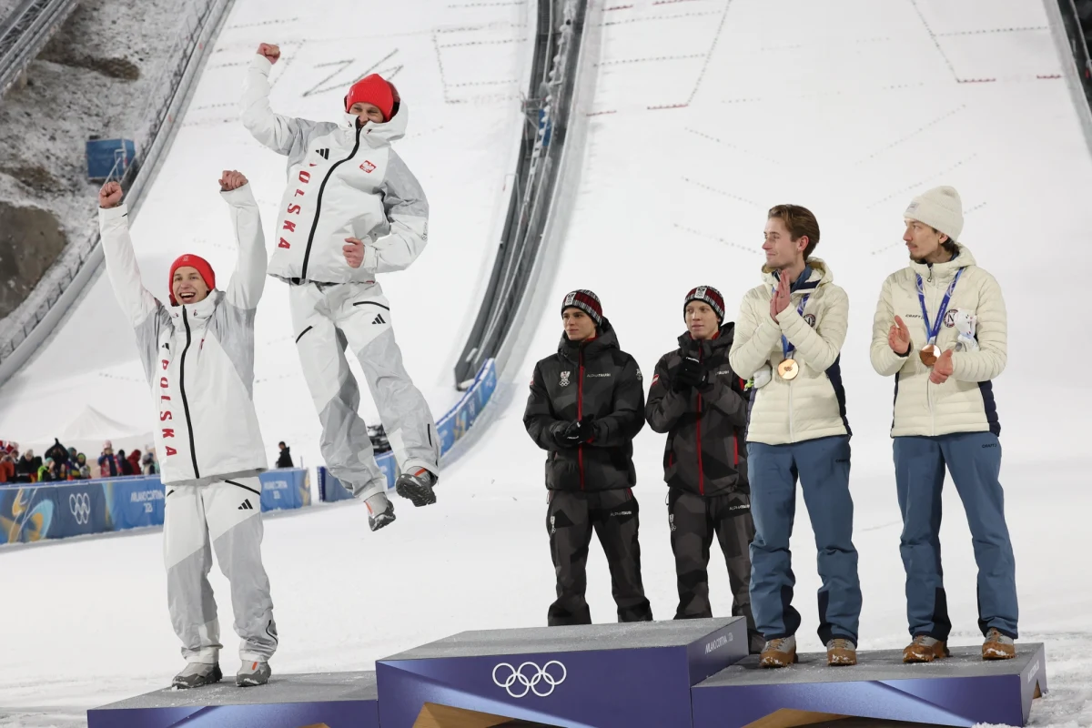 Cztery konkursy indywidualne, konkurs drużyn mieszanych i rywalizacja duetów. Łącznie sześć dni emocji na olimpijskich skoczniach w Predazzo. Nie zabrakło zaskakujących rozstrzygnięć. Chyba nawet najwięksi optymiści nie przewidzieli trzech medali dla Polski! Rodzina Prevców też pewnie liczyła na więcej. Rzutem na taśmę igrzyska uratowali za to Austriacy. 