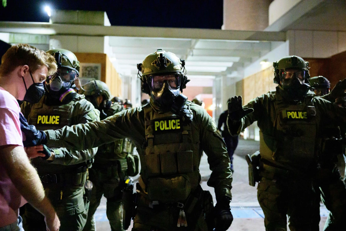 Choć oficjalnie imigranci z Polski stanowią niewielką część zatrzymanych przez ICE, to skutki spektakularnej operacji „Midnight Blitz” odczuwalne są do dziś. „Pracujemy aż do nocy, bo mamy tak dużo telefonów i tak dużo klientów, którzy są zaniepokojeni tym, co się dzieje” – mówi mec. Ewa Brożek z chicagowskiej kancelarii Kurczaba & Brozek Law. Działania służb wywołują ciągły niepokój wśród Polonii w Chicago. Wbrew narracji administracji Donalda Trumpa, w ręce służb wpadają głównie osoby z czystą kartoteką.