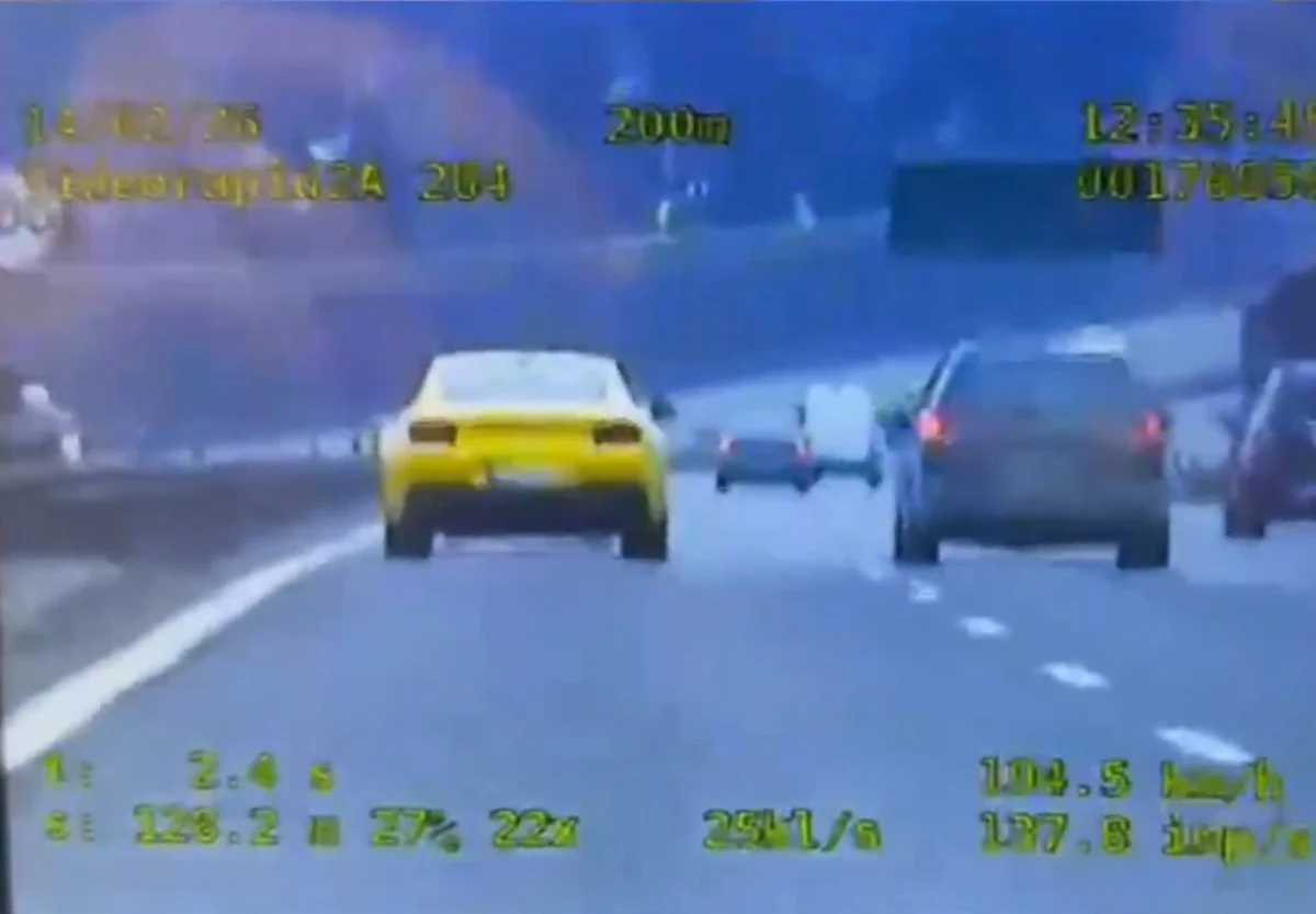 Szybka jazda na autostradzie A4 w województwie śląskim skończyła się dla kierowcy wysokim mandatem – 2500 zł i 15 punktami. Mężczyznę pędzącego prawie 200 km/h zarejestrował wideorejestrator w nieoznakowanym radiowozie.