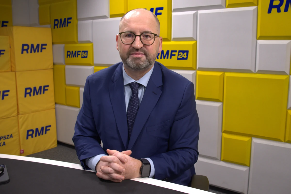 "Mamy określone zdanie o Grzegorzu Braunie i nie potrzebujemy publicznie wyrażanych opinii pana ambasadora" - tak o działalności ambasadora USA w Polsce, Thomasa Rose'a, mówił w Porannej rozmowie w RMF FM Adam Bielan. Europoseł PiS stwierdził też, że prezydent Karol Nawrocki powinien pojechać na posiedzenie Rady Pokoju.