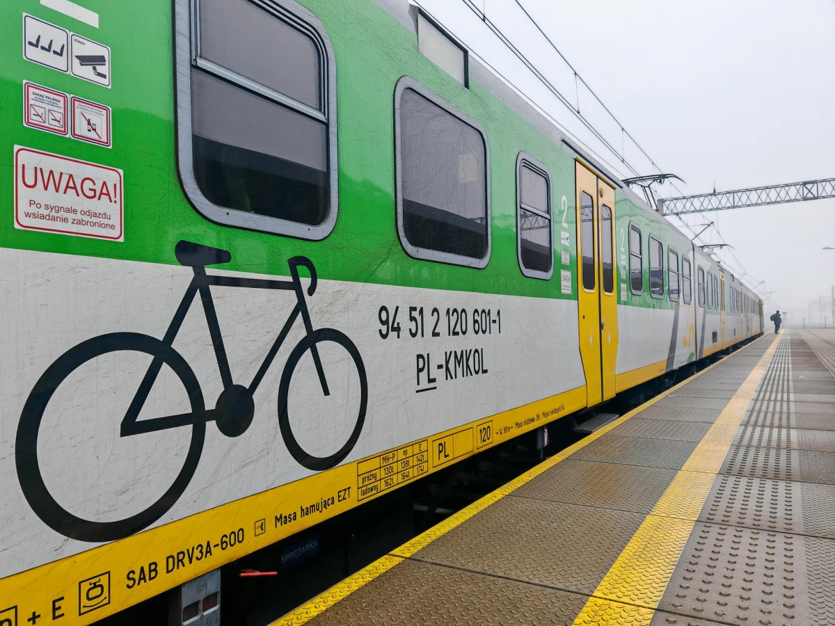 Policja i Koleje Mazowieckie badają okoliczności groźnego wypadku kolejowego w Bierwieckiej Woli na Mazowszu. Pociąg przytrzasnął tam rękę 17-latka i ruszył. Młody mężczyzna trafił do szpitala. W sieci pojawił się apel o oddawanie krwi, by mu pomóc. 