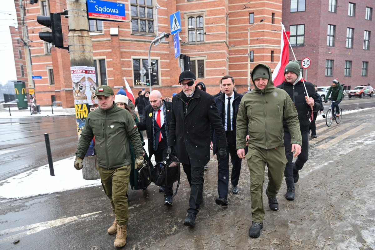 Grzegorz Braun w prokuraturze. Co grozi europosłowi?