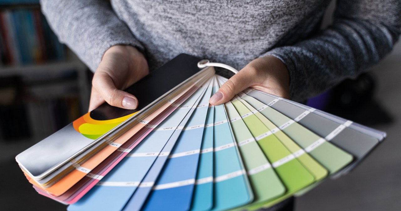 Ten kolor w salonie może realnie podnosić ciśnienie. Masz go na ścianie?