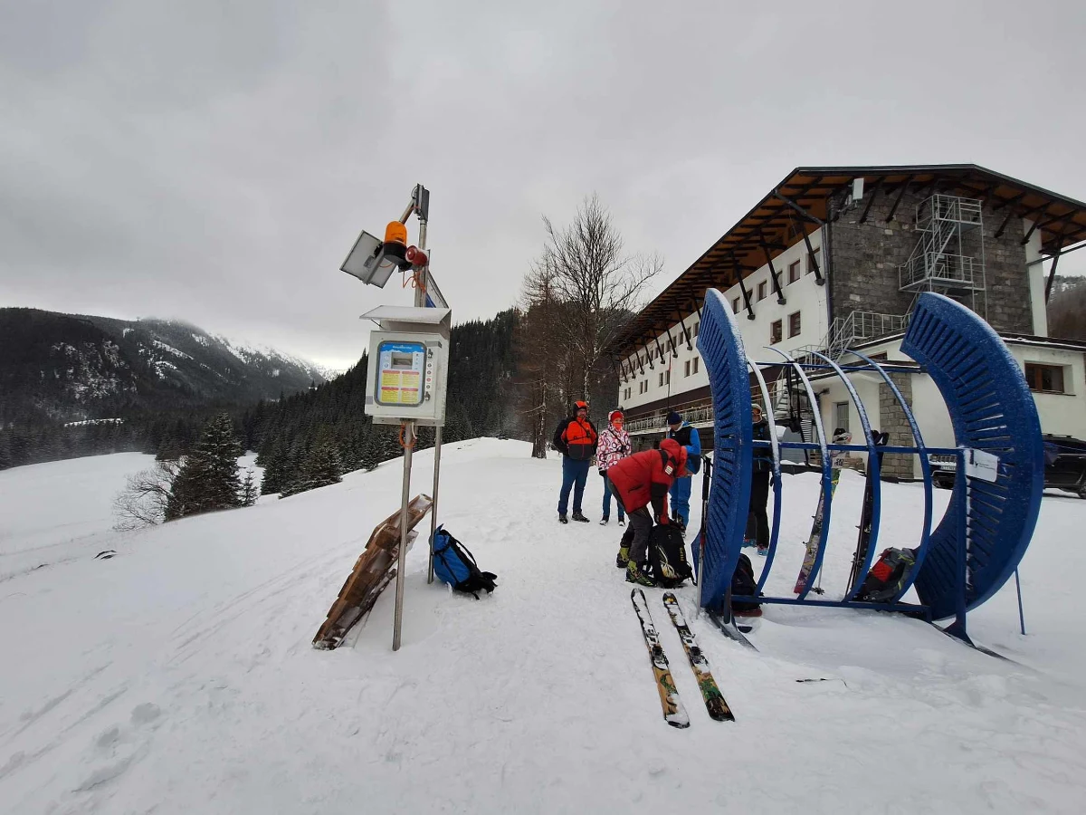 Już w najbliższy czwartek, 19 lutego, miłośnicy gór i wszyscy zainteresowani bezpieczeństwem zimą będą mieli okazję wziąć udział w trzecim webinarze w ramach akcji Lawinowe ABC. Spotkanie poprowadzi Andrzej Górka – ratownik medyczny i zawodowy ratownik TOPR. To niepowtarzalna szansa, by dowiedzieć się, jak skutecznie pomagać w górach, zanim na miejsce dotrą służby ratunkowe.