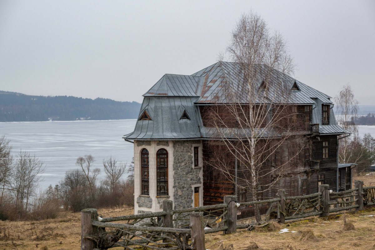 Miasteczko widmo nad jeziorem. Osada Czorsztyn czeka na swoje drugie życie