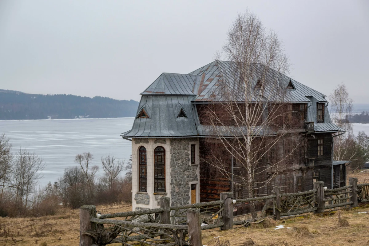 Pojawiła się szansa na rewitalizację Osady Czorsztyn, przeniesionej z terenów zalanych przez wody nowo powstałego jeziora pod koniec XX wieku. To unikatowy kompleks zabytkowych willi, pensjonatów, chałup i piwniczek. Portal Podhale24.pl podaje za inwestorem, że do osady nad jeziorem Czorsztyńskim w Małopolsce powrócą turyści.