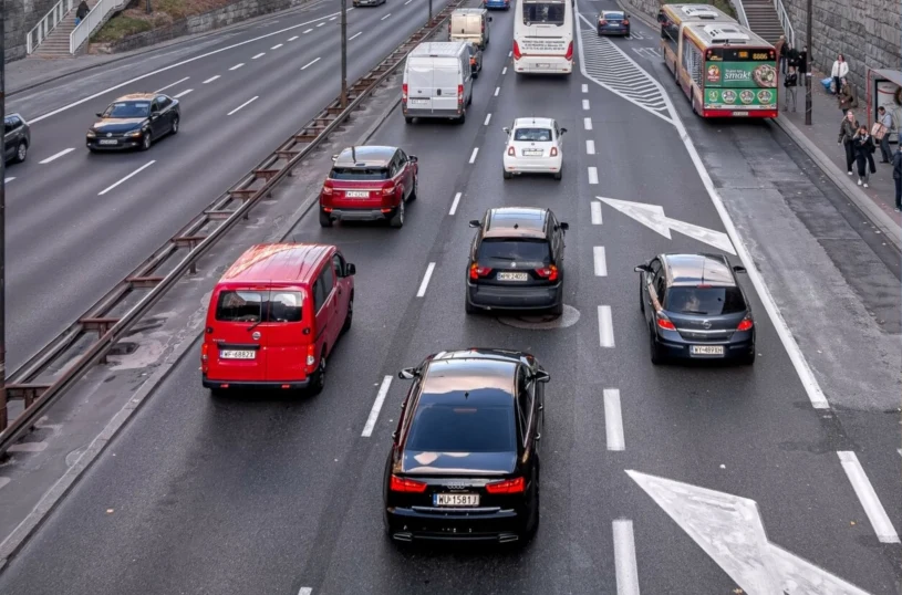 Znak D-56 myli wielu kierowców. Jest, ale nie zawsze działa