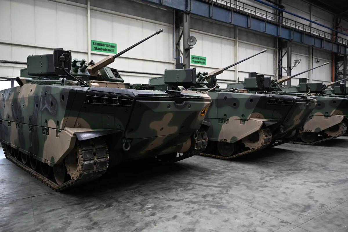 "Wartość inwestycji z programu SAFE w samą Hutę Stalowa Wola przekroczy 20 miliardów złotych" - podkreślił we wtorek premier Donald Tusk, gdy został zapytany o program SAFE. "Mówimy o wielkiej inwestycji, która będzie służyła, jeśli oczywiście prawica i prezydent zrozumieją, na co robią zamach" - dodał szef rządu.