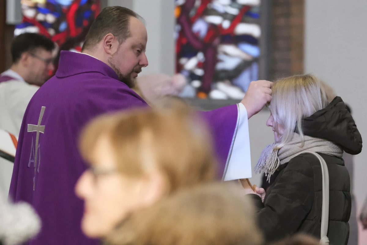 Środa Popielcowa to jeden z najbardziej rozpoznawalnych dni w kalendarzu liturgicznym Kościoła katolickiego. To właśnie wtedy rozpoczyna się czterdziestodniowy Wielki Post, a wierni przyjmują na głowy popiół – symbol żałoby, pokuty i nawrócenia. Skąd wziął się ten zwyczaj, jakie ma znaczenie i jakie zasady obowiązują katolików w tym dniu? 