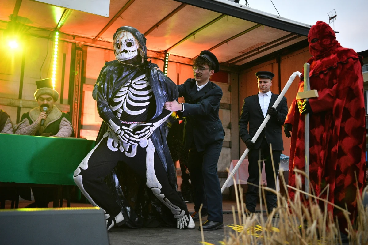 ​Ścięcie Śmierci to jedyne w swoim rodzaju widowisko obrzędowe w Polsce. Co roku we wtorek poprzedzający Środę Popielcową - więc w ostatni dzień karnawału - mieszkańcy Jedlińska (woj. mazowieckie) stawiają Śmierć przed sądem, która na mocy wyroku musi stracić głowę. Ta barwna tradycja kultywowana jest w tym mieście od ok. 150 lat.