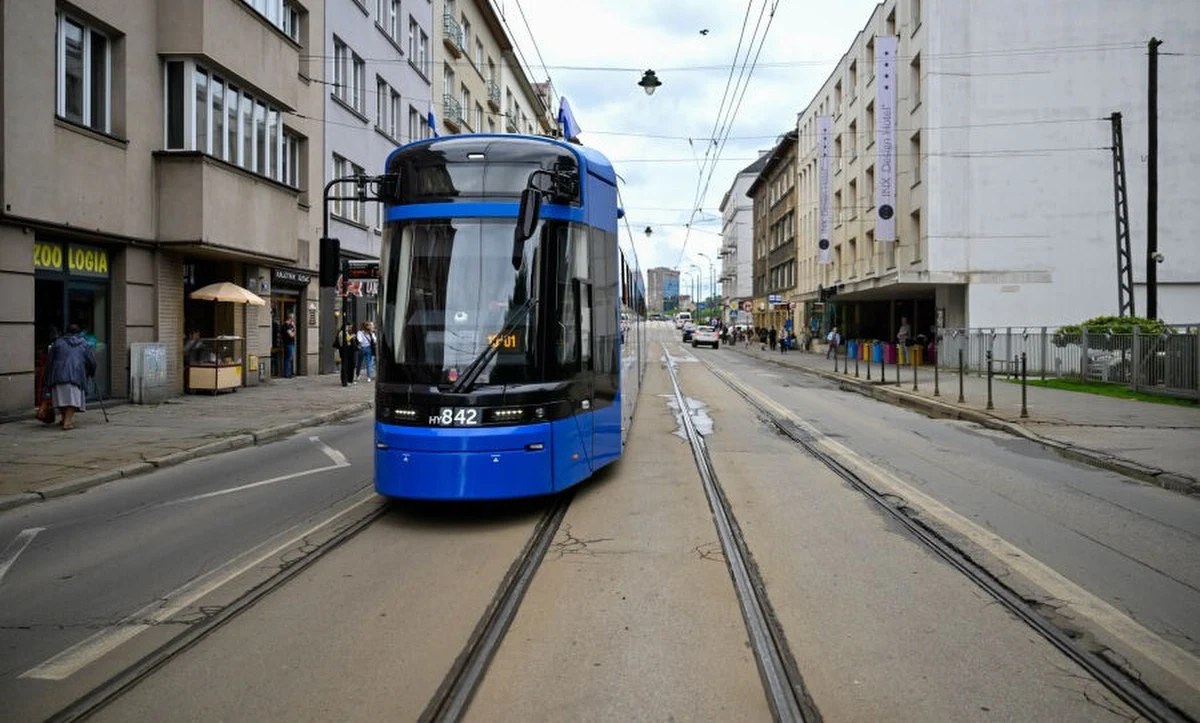 Od najbliższej niedzieli, 22 lutego, na ulicę Starowiślną w Krakowie powróci ruch tramwajowy i autobusowy. Przez ostatnie półtora miesiąca ulica była wyłączona z komunikacji miejskiej z powodu awaryjnego remontu torowiska.