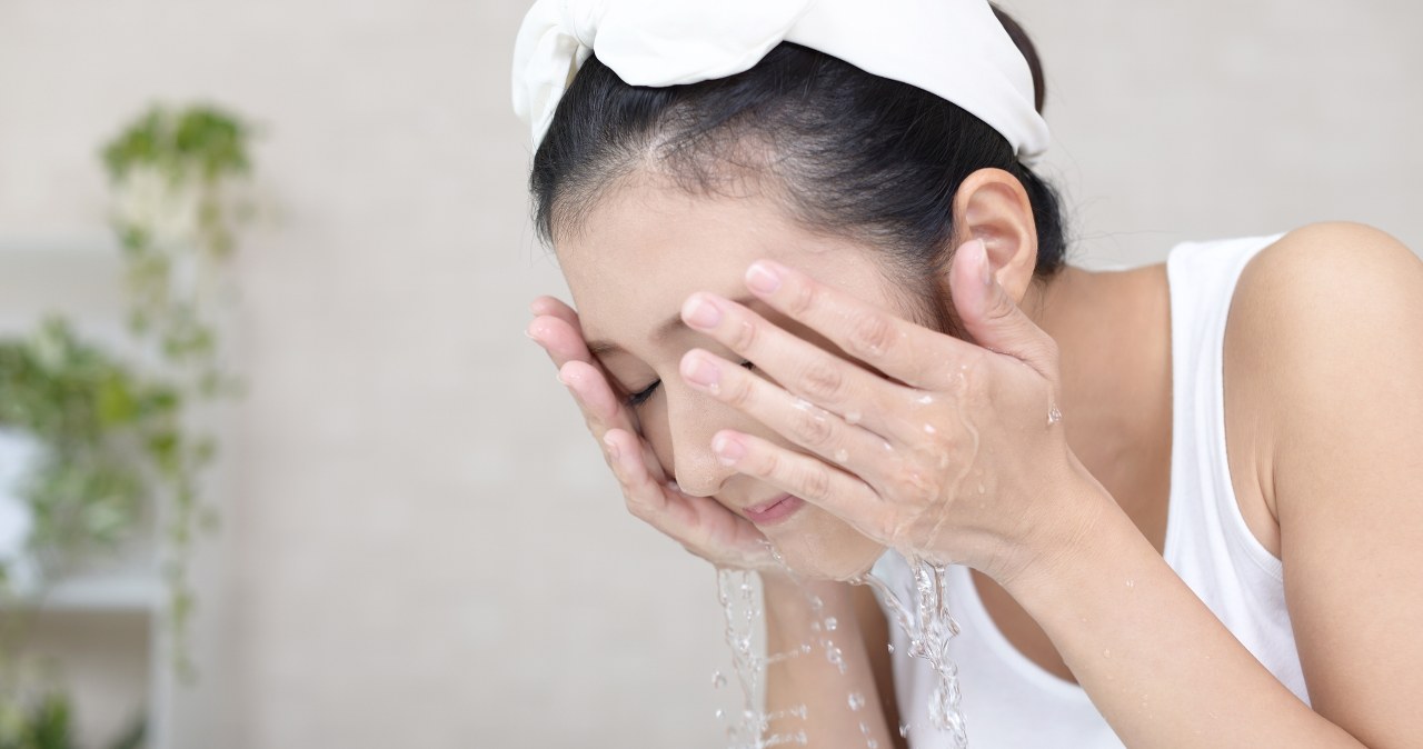 Zmęczona i opuchnięta twarz rano? Mam na to sposób. Wystarczy pięć minut