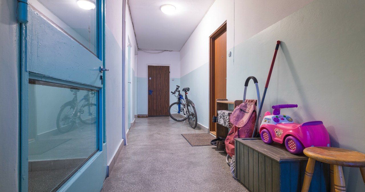 Uciążliwy problem na klatkach schodowych. Mandaty idą w tysiące złotych