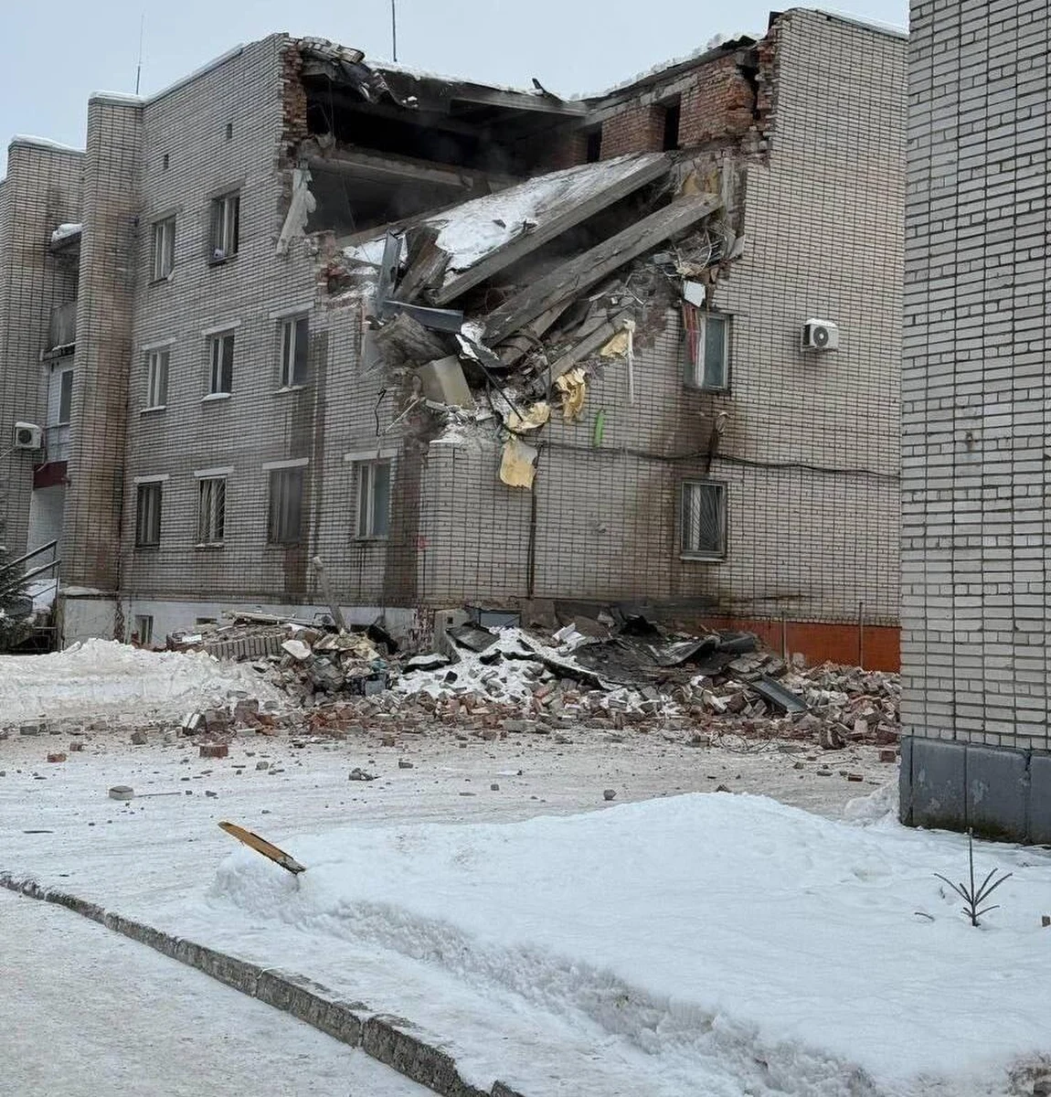 Co najmniej trzy osoby zginęły w wyniku zawalenia się budynku komendy wojskowej w Siertołowie, mieście położonym na północ od Petersburga - informują rosyjskie media. Według wstępnych ustaleń, przyczyną katastrofy budowlanej mogła być eksplozja. Świadkowie mówią, że czuli "zapach prochu".