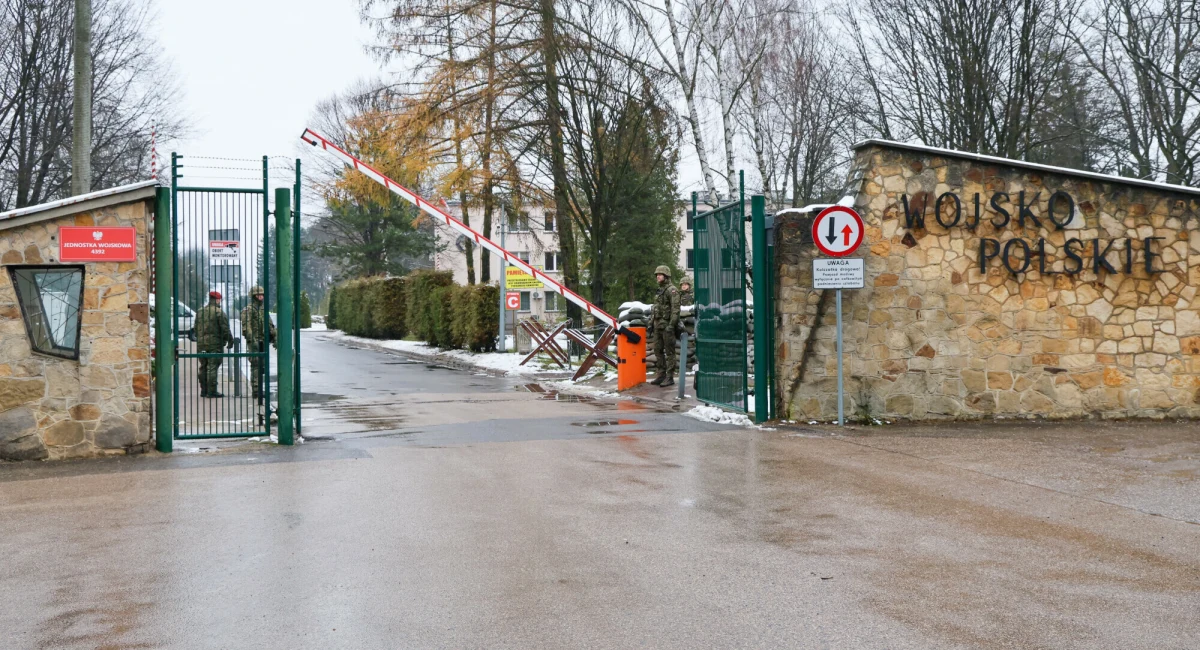 Polskie wojsko wprowadza zakaz wjazdu pojazdów wyprodukowanych w Chinach na tereny chronionych obiektów wojskowych. Decyzja, ogłoszona przez Sztab Generalny WP, ma związek z rosnącymi obawami o bezpieczeństwo informacji gromadzonych przez nowoczesne samochody.