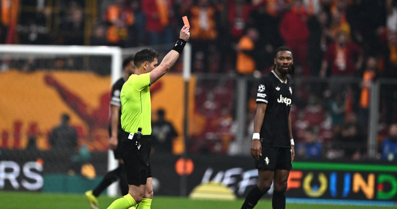 Czerwona kartka, a potem niesamowite sceny. Siedem goli, faworyt pod ścianą