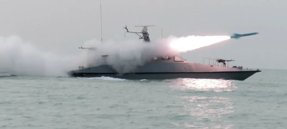 W odpowiedzi na rosnącą obecność amerykańskich sił zbrojnych w rejonie Zatoki Perskiej, Iran, Chiny i Rosja rozpoczęły wspólne ćwiczenia morskie w strategicznie ważnej cieśninie Ormuz. Manewry pod nazwą Pas Bezpieczeństwa Morskiego 2026 mają podkreślić współpracę militarną tych państw i ich gotowość do działania w jednym z najważniejszych punktów światowego handlu surowcami energetycznymi.