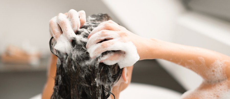 Codzienna pielęgnacja włosów wydaje się prosta – mamy swoje ulubione kosmetyki, myjemy głowę codziennie albo co drugi dzień. Myślimy, że jedynym błędem, jaki możemy popełnić - jest pominięcie tej czynności, choć stan włosów już tego wymaga. A co, jeżeli ktoś powie nam, że szampon i odżywka są źle dobrane, a higiena utrzymywana nieprawidłowo?