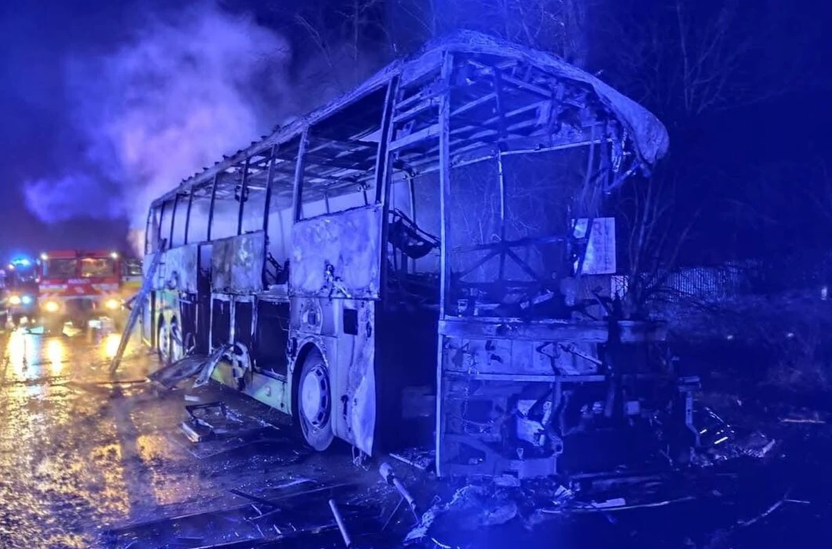 Słowackie media, opisując nocny wypadek autokaru z Polski między Rużomberkiem a Bańską Bystrzycą, podkreślają, że gdyby nie postawa kierowcy ciężarówki, w którą uderzył pojazd, mogło dojść do jeszcze większej tragedii. W katastrofie zginął kierowca autokaru.