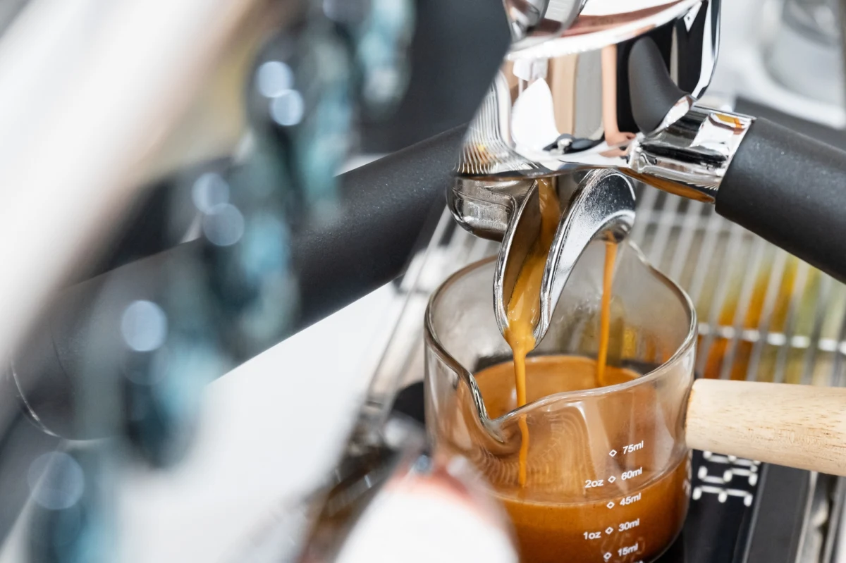 W ubiegłym roku kawa mielona podrożała aż o 30 proc., a rozpuszczalna o ponad 15 proc. - wynika z raportu UCE Research i Uniwersytetów WSB Merito. "W najbliższym czasie handel będzie testował elastyczność popytu poprzez promocje i zmiany pack-price (sprzedaży większej liczby opakowań w niższej cenie niż pojedynczego produktu), co może ograniczyć tempo wzrostów, ale nie oznacza realnych obniżek cen bazowych" - prognozuje konsultant merytoryczny raportu z Grupy Blix Łukasz Moszyński. 