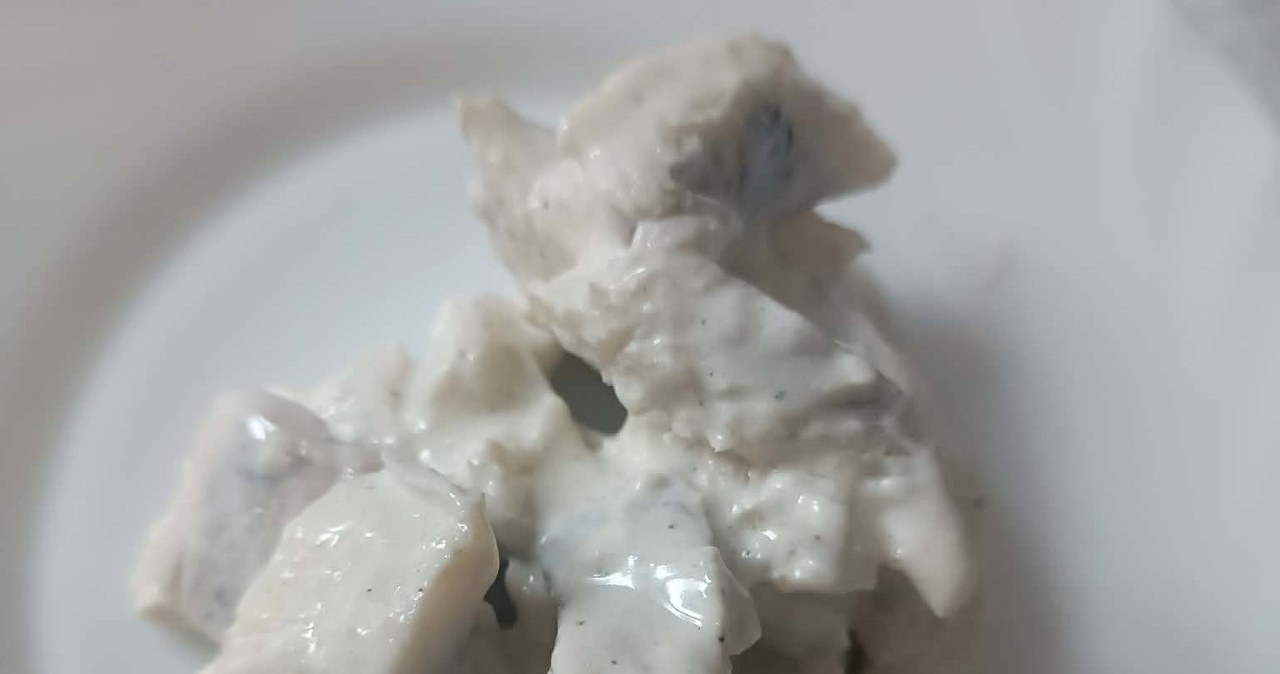 Śledzie i czosnek na postne dni. Prosty i błyskawiczny przepis na sałatkę