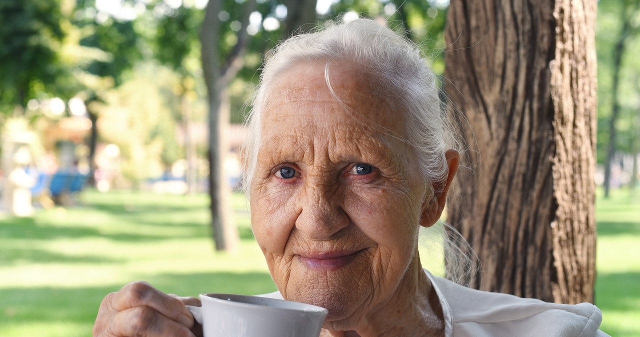 Seniorze, pij 2 szklanki w tygodniu. Pęcherz będzie pracować jak zegarek