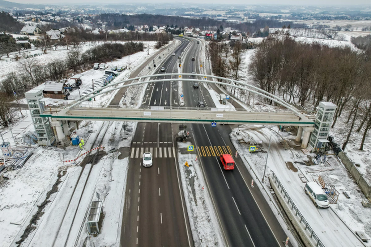 Kierowcy powinni przygotować się na kolejne utrudnienia na drodze krajowej nr 7, czyli na popularnej zakopiance. W czwartek, 19 lutego tuż po porannym szczycie zmieniona zostanie organizacja w okolicach budowanego węzła Myślenice. Sprawdź szczegóły utrudnień.