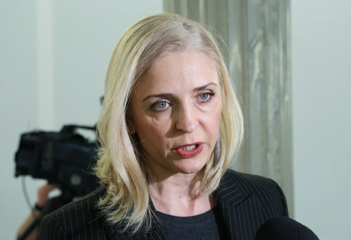 Joanna Mucha odchodzi z Polski 2050. "Podjęłam decyzję o rezygnacji z członkostwa w partii Polska 2050 Szymona Hołowni i w klubie parlamentarnym. Pozostanę posłanką niezależną. Dziękuję moim koleżankom i kolegom z partii za pięć lat wspólnej pracy. Bardzo żałuję, że tak się ona kończy" - napisała polityczka w oświadczeniu. Chwilę po wydaniu komunikatu przez Muchę, w Sejmie rozpoczęła się konferencja Pauliny Hennig-Kloski. "Podjęliśmy decyzję o utworzeniu nowego klubu parlamentarnego" - powiedziała wraz z gupą innych polityków.