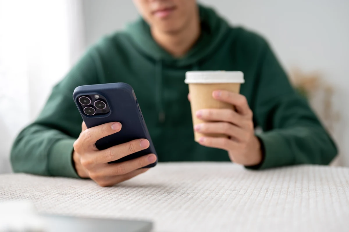 Ministerstwo Zdrowia wycofało się z zakazu sprzedaży kawy w szkołach, który miał obowiązywać od 1 września 2026 roku. Zdecydowały o tym konsultacje publiczne. W nowych przepisach znajdzie się natomiast zapis nakazujący szkolnym stołówkom wydawanie - minimum raz w tygodniu - dań przygotowanych na bazie roślin strączkowych.