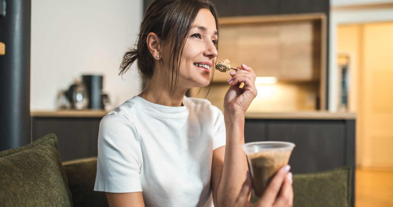 Zanim wieczorem sięgniesz po chipsy, zobacz co naprawdę sprzyja twojemu snu