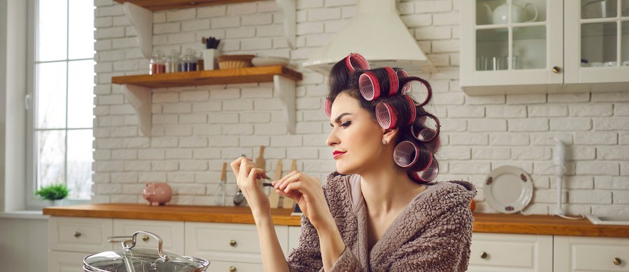 Półki w sklepach uginają się od szamponów, odżywek, peelingów, mgiełek, masek – a dobrze dobrane produkty są oczywiście bardzo ważne, jeżeli chcemy jak najlepiej zadbać o włosy. Równie istotna jest pielęgnacja brwi, rzęs czy paznokci. Trzeba jednak pamiętać, że kosmetyki tylko przez chwilę utrzymują się na powierzchni włosa czy płytki paznokcia – prawdziwa siła bierze się z wewnątrz.