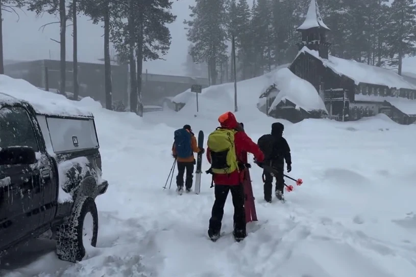 Potężna lawina na okrytym złą sławą terenie. Ratownicy ścigają się z czasem