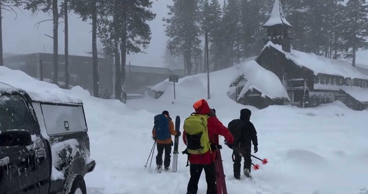 Potężna lawina na okrytym złą sławą terenie. Ratownicy ścigają się z czasem