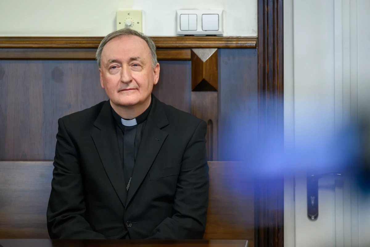 W Sądzie Rejonowym w Tarnowie w Małopolsce rozpoczął się proces biskupa tarnowskiego Andrzeja Jeża. Chodzi o zbyt późne zgłaszanie organom ścigania przypadków wykorzystywania seksualnego małoletnich przez księży z diecezji biskupa. To pierwszy taki proces w Polsce.