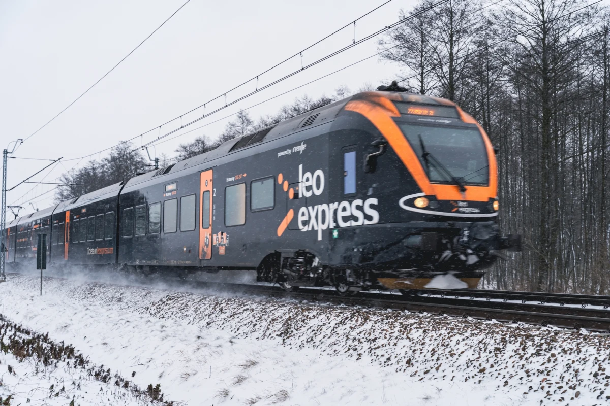 Czeski przewoźnik kolejowy Leo Express ogłosił zwiększenie liczby połączeń na trasie Warszawa–Kraków–Praga. Od 25 czerwca pasażerowie będą mogli korzystać z czterech par pociągów dziennie między Warszawą i Krakowem oraz trzech par na trasie Warszawa–Praga. Decyzja zapadła w odpowiedzi na rosnące zainteresowanie podróżnych.